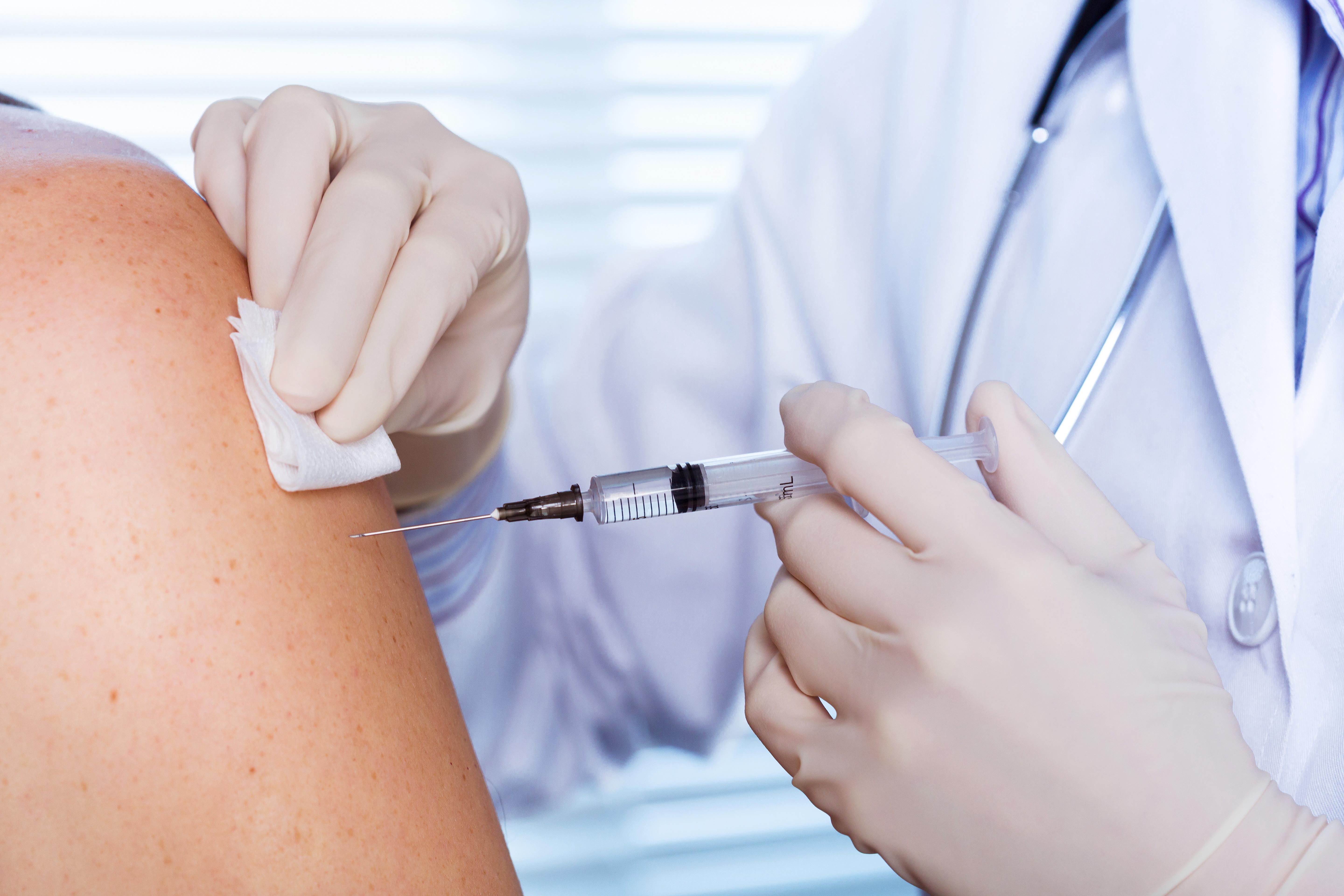 Schutz gegen die Folgen eines Zeckenstiches kann eine Impfung bieten