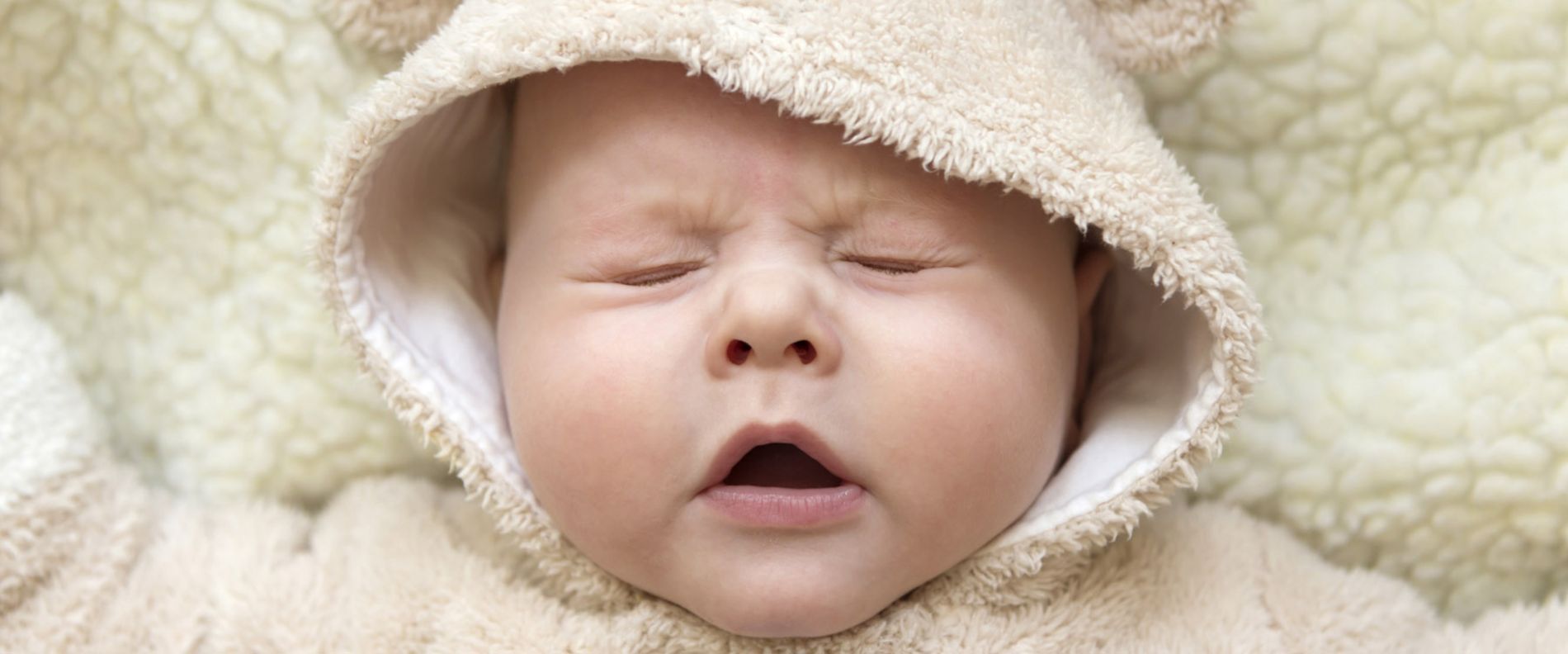 Kleinkind nießt, Symbolbild Immunsystem bei Neugeborenen