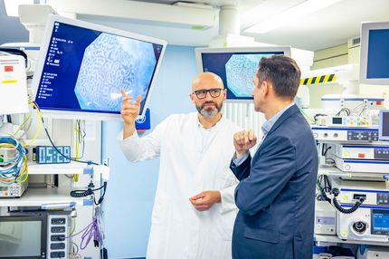 thumbnail Dr. Viktor Rempel zeigt einem Patienten einen Speiseröhrenkrebs-Befund auf einem Bildschirm