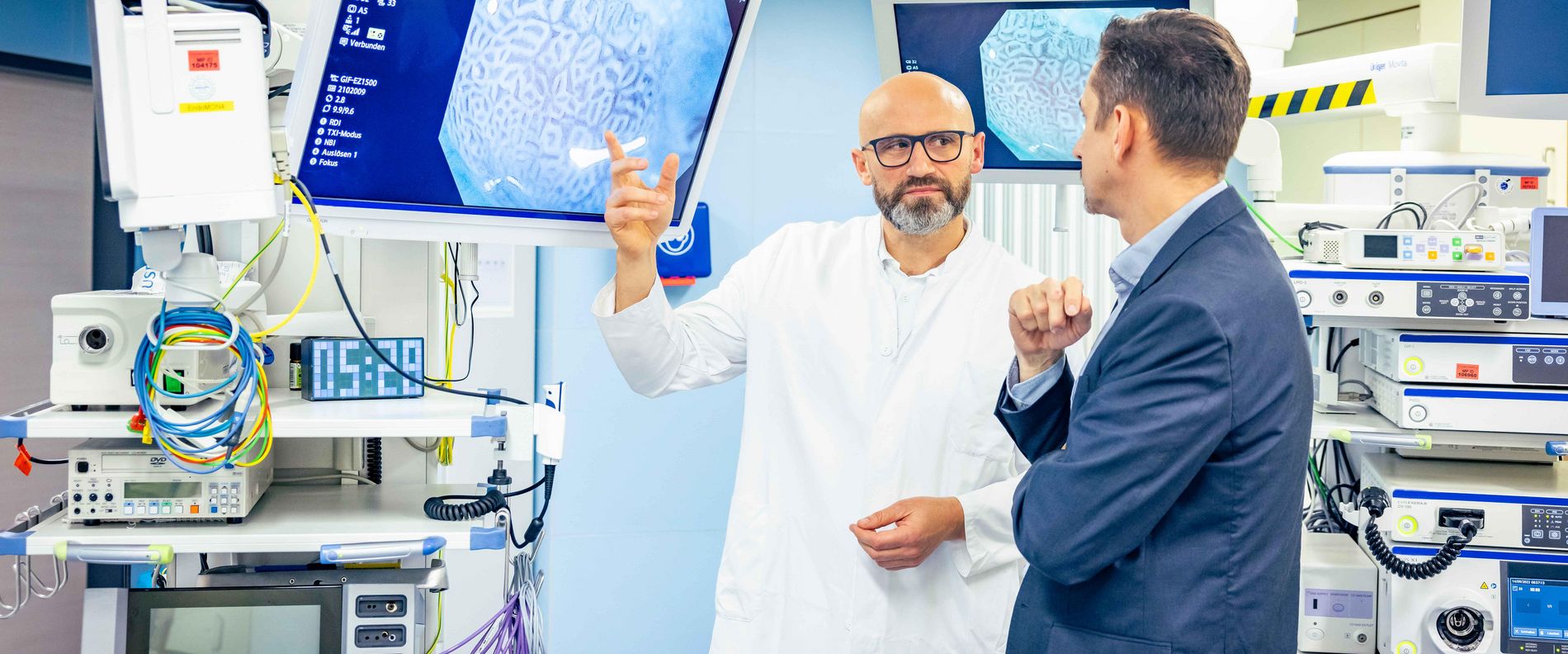 Dr. Viktor Rempel zeigt einem Patienten einen Speiseröhrenkrebs-Befund auf einem Bildschirm