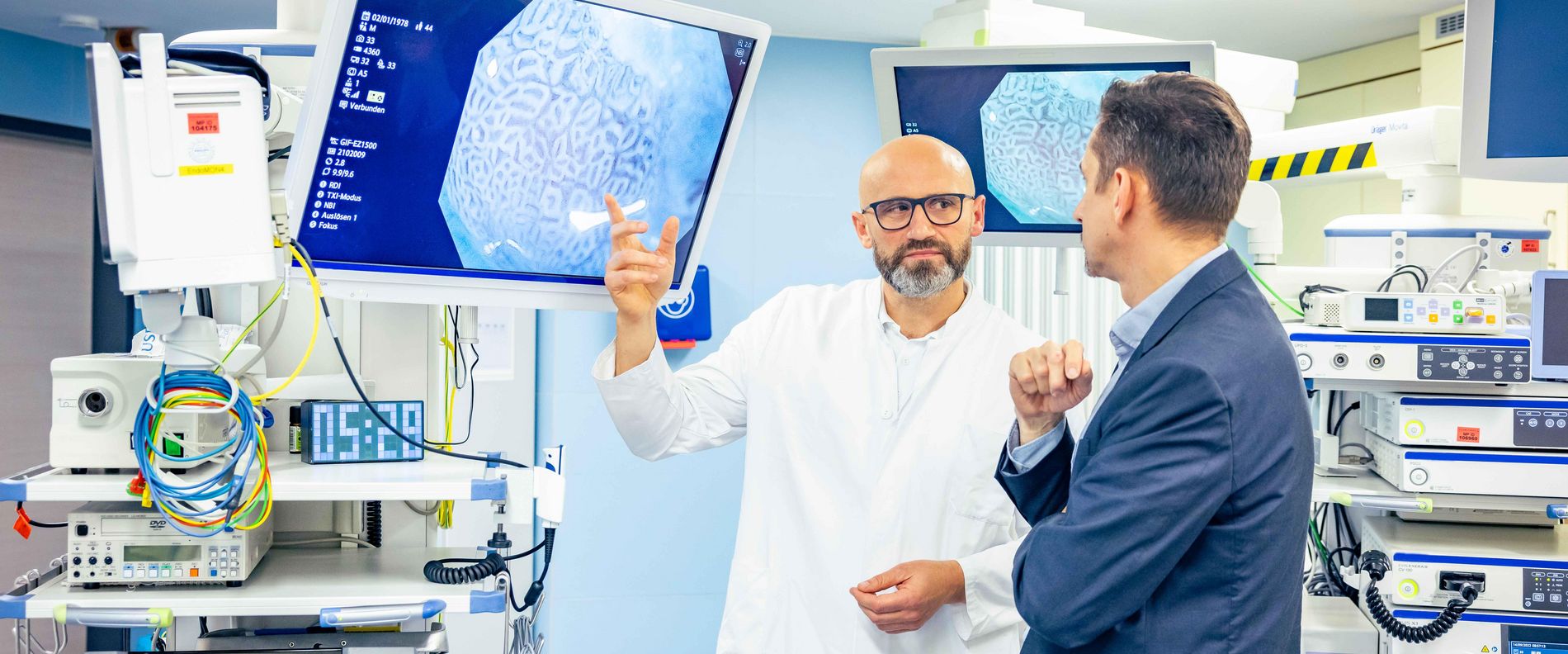 Dr. Viktor Rempel zeigt einem Patienten einen Speiseröhrenkrebs-Befund auf einem Bildschirm