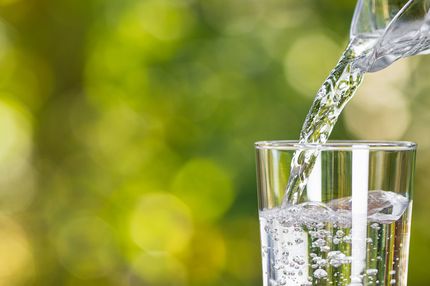 thumbnail Ein Glas gefüllt mit Wasser. 