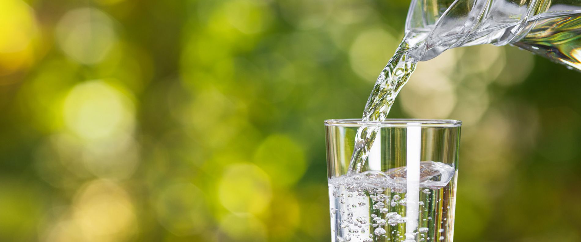 Ein Glas gefüllt mit Wasser. 